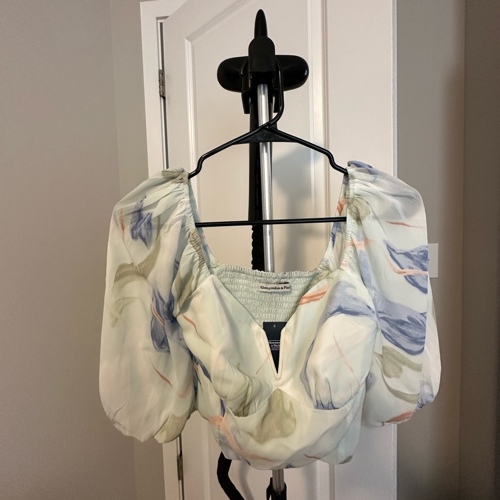 NWTs!!  Women’s Floral Blouse - Abercrombie and Fitch XS